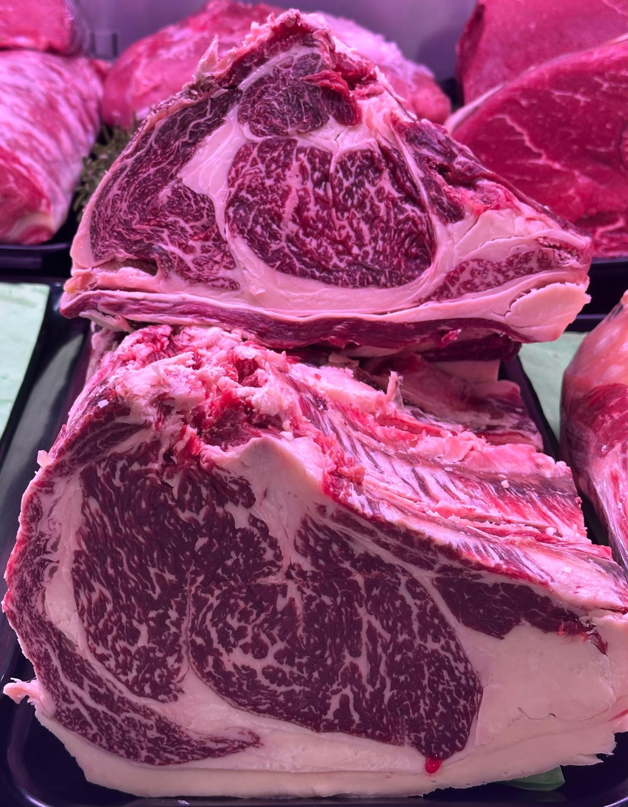 Tagli di vitello pronti al banco di Emi Meat