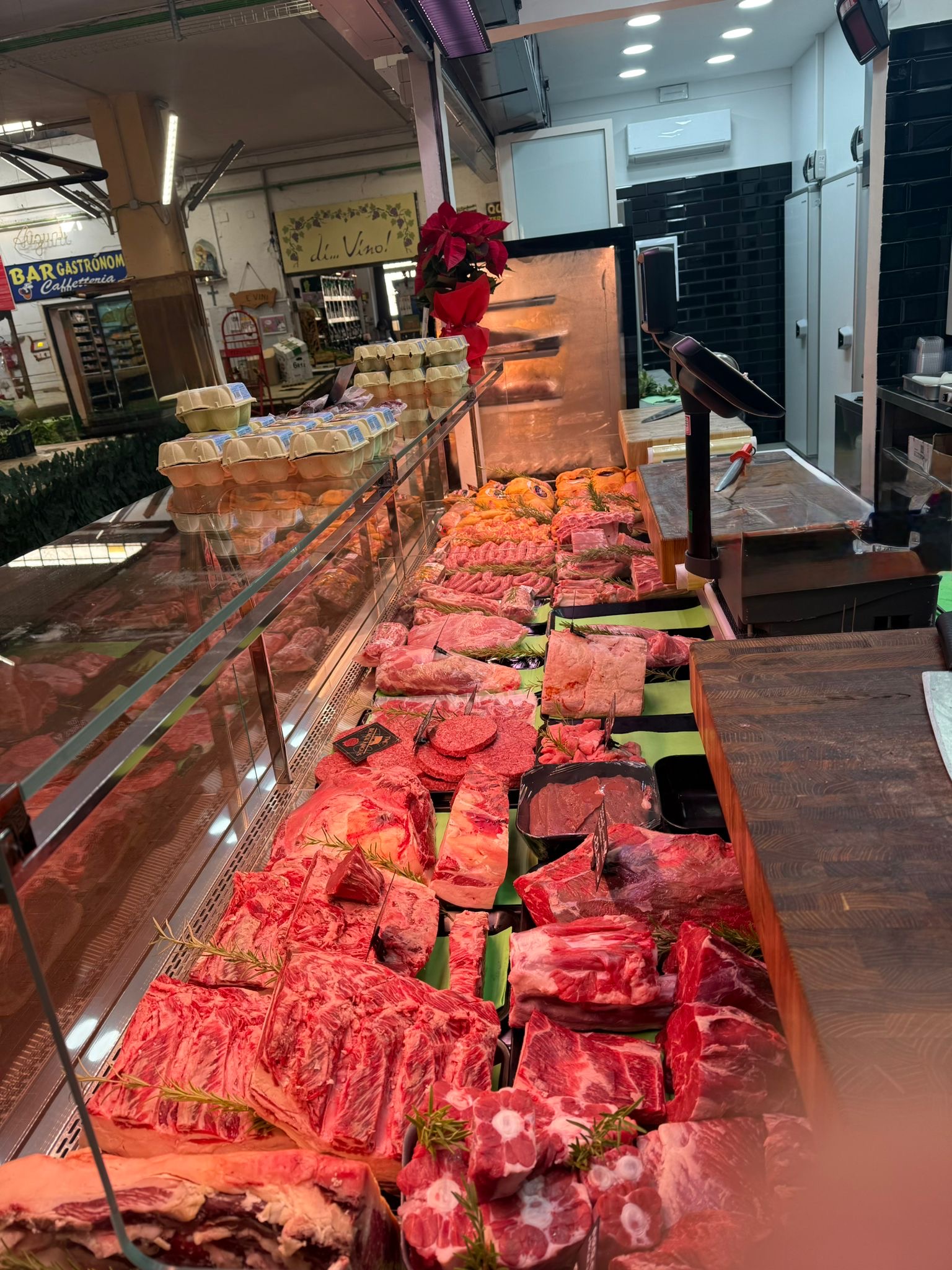 Interno della macelleria Emi Meat al Mercato Flaminio II di Roma