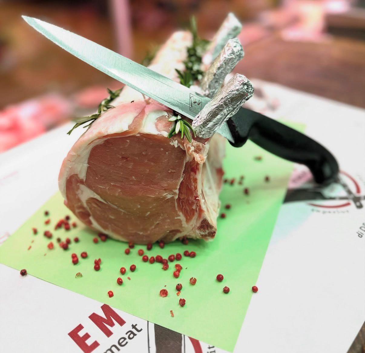 Braciole di suino al banco della macelleria Emi Meat